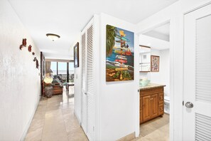 Interior - Fresh to Market: Private End Oceanfront Sanctuary (Lahaina)