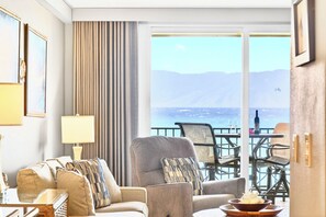 Smart TV - Decorated in Style, Bathed in Sunset Glow (Lahaina)