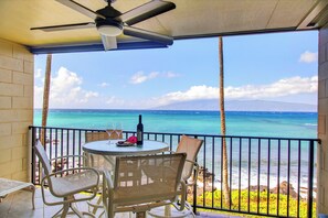 Outdoor dining - Coastal Elegance: A Fresh Oceanfront Gem (Lahaina)