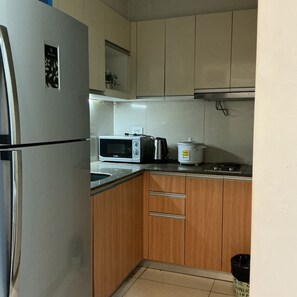 Kühlschrank, Mikrowelle, Herdplatte, Wasserkocher