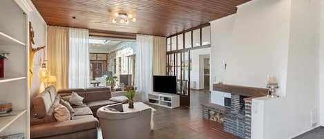 Fernseher, Kamin, DVD-Player