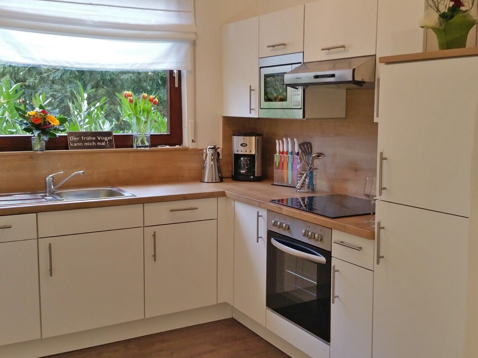 Réfrigérateur, micro-ondes, plaque de cuisson, lave-vaisselle