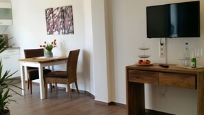 Dining - Apartment 'Ferienwohnung Seeblick' with Lake View, Balcony and Wi-Fi (Möhnesee)