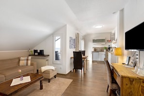 Un apartamento moderno con sala de estar, comedor y cocina.