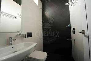 Shower, free toiletries, towels, toilet paper - Hotel Cineplex (Coimbatore)