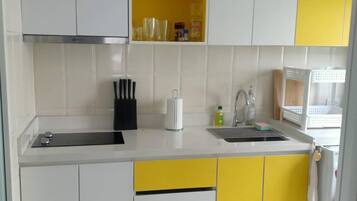 Réfrigérateur, micro-ondes, plaque de cuisson, cafetière/bouilloire