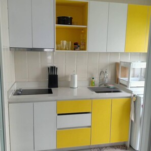 Réfrigérateur, micro-ondes, plaque de cuisson, cafetière/bouilloire