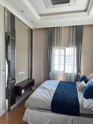 Escritorio, tabla de planchar con plancha, wifi y ropa de cama