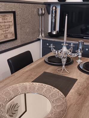 Dining - Königlich wohnen Region Halle - Leipzig 4 beds Parking lot 15 Min Messe &Airport (Delitzsch)