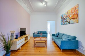 House | 4 bedrooms, desk, Internet - Family Comfort in Principe Real AC and Parking (Lisbon)