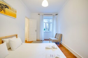 House | 4 bedrooms, desk, Internet - Family Comfort in Principe Real AC and Parking (Lisbon)