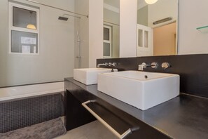 House | 4 bedrooms, Internet - Family Comfort in Principe Real AC and Parking (Lisbon)