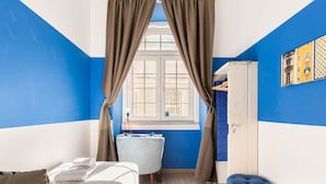 A room with a bed, a desk, and a wardrobe. - Super Central Walk Anywhere w AC Lift Parking (Lisbon)