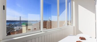 Airy Lapa 2 BR River and Bridge Views AC