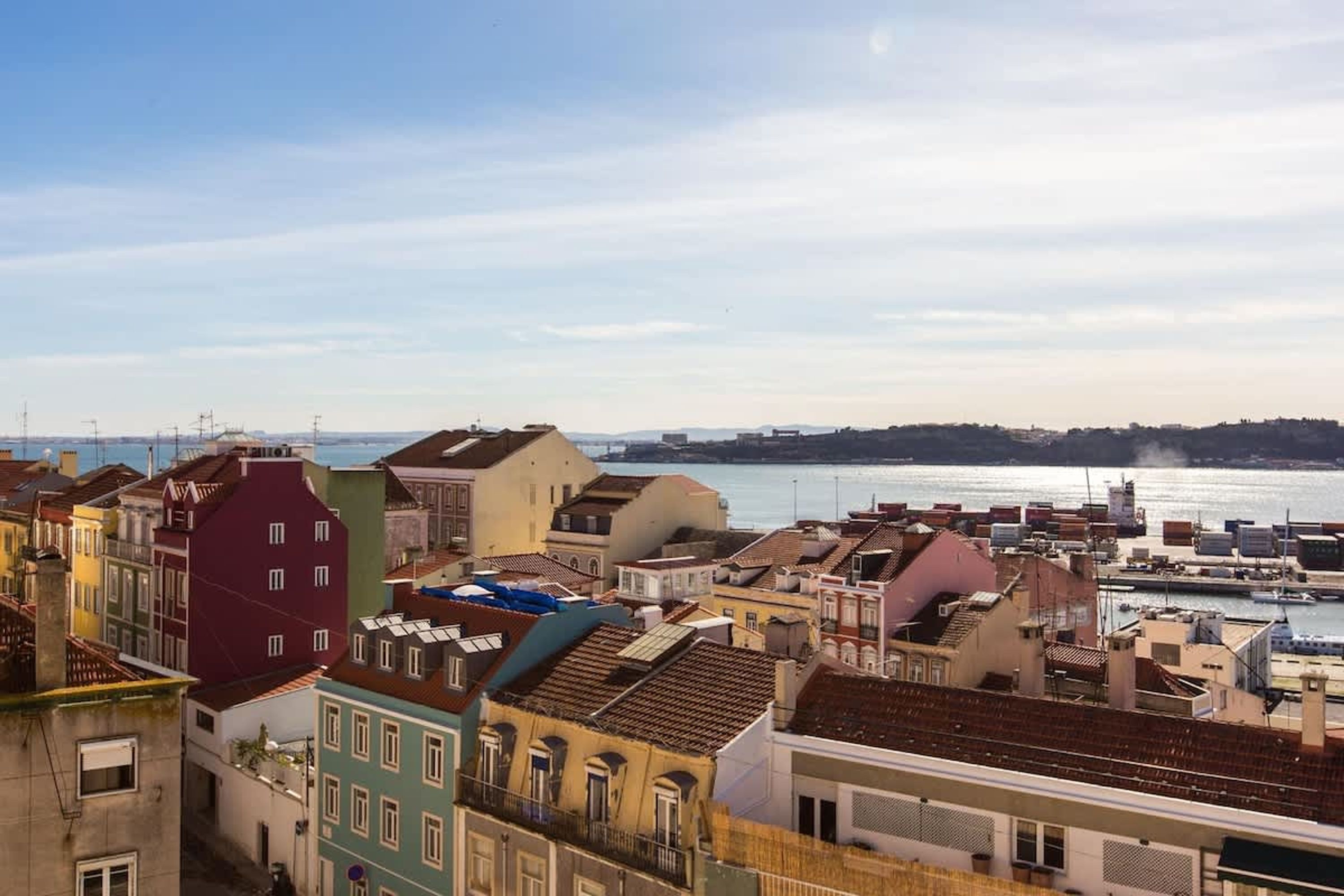 Un paysage urbain côtier avec des bâtiments aux couleurs vives et un port de plaisance.