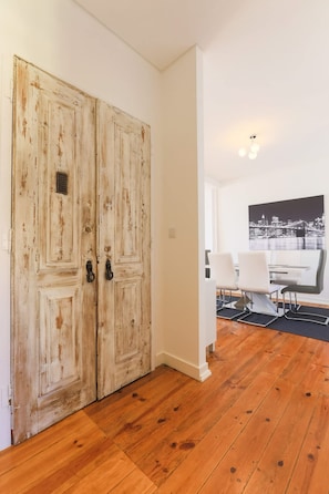House | 2 bedrooms, desk, Internet - Airy Lapa 2 BR River and Bridge Views AC (Lisbon)