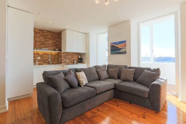 Apartment | 2 bedrooms, Internet - Airy Lapa 2 BR River and Bridge Views AC (Lisbon)