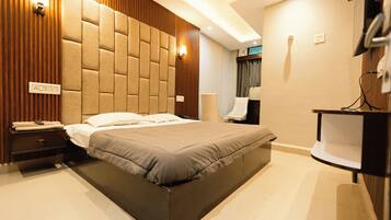 Escritorio, espacio para trabajar con laptop y cortinas blackout