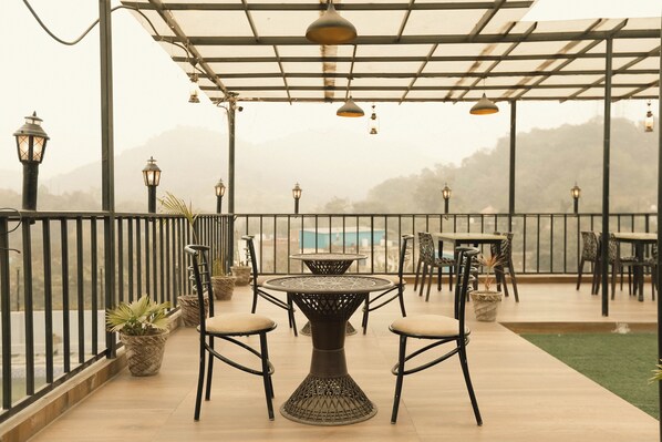 Daily cooked-to-order breakfast for a fee - Ekaanta Retreat (Nahan)