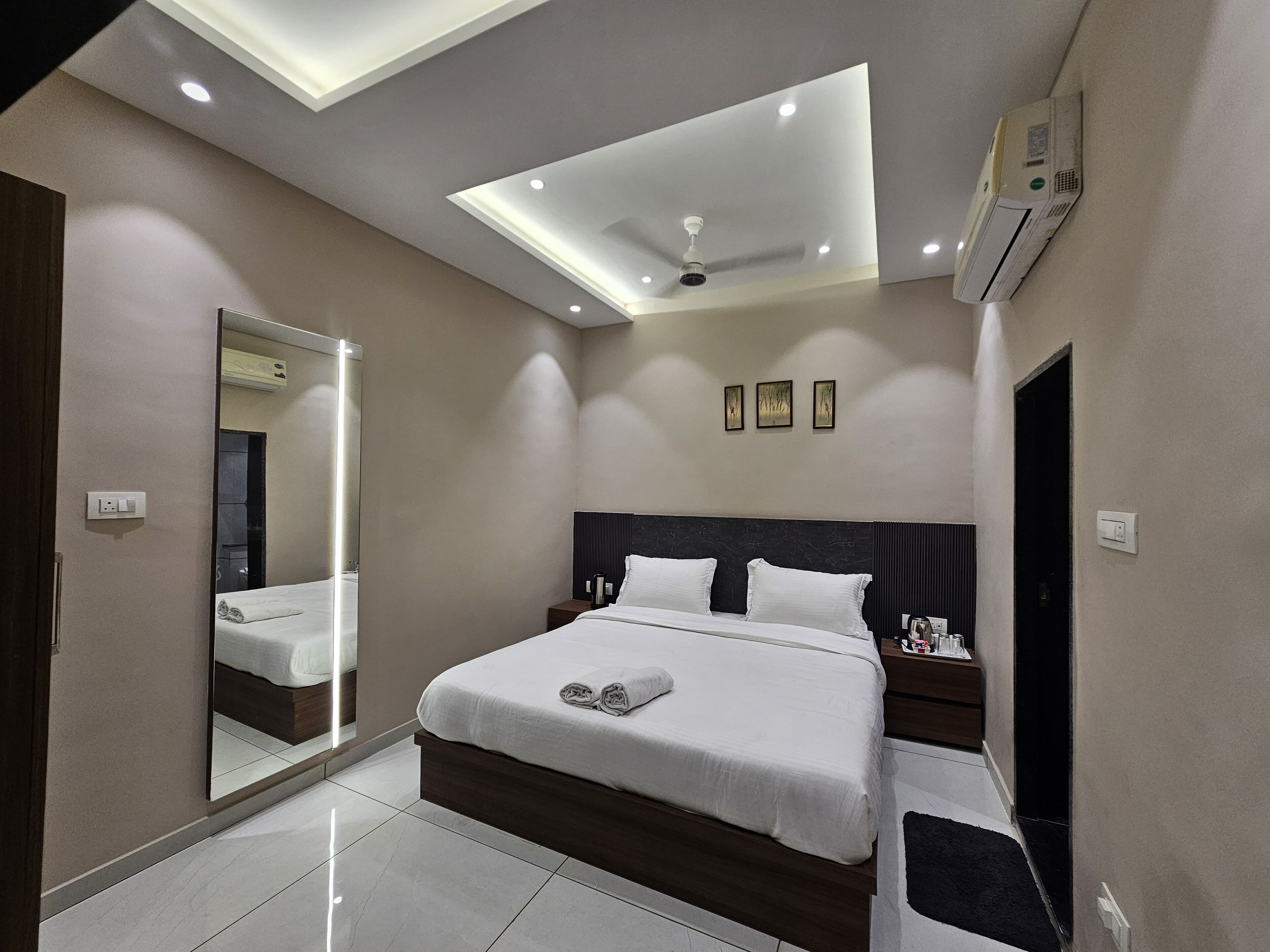 Blackout drapes, free WiFi