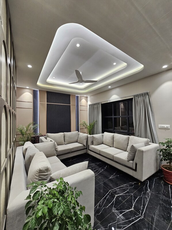 Lobby sitting area - HOTEL GEETANJALI (Mount Abu)