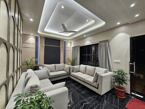 Lobby sitting area - HOTEL GEETANJALI (Mount Abu)