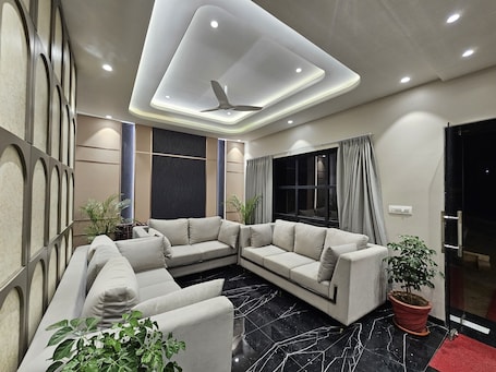 Lobby sitting area. HOTEL GEETANJALI