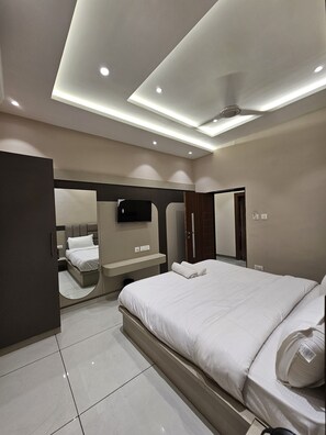 Blackout drapes, free WiFi - HOTEL GEETANJALI (Mount Abu)