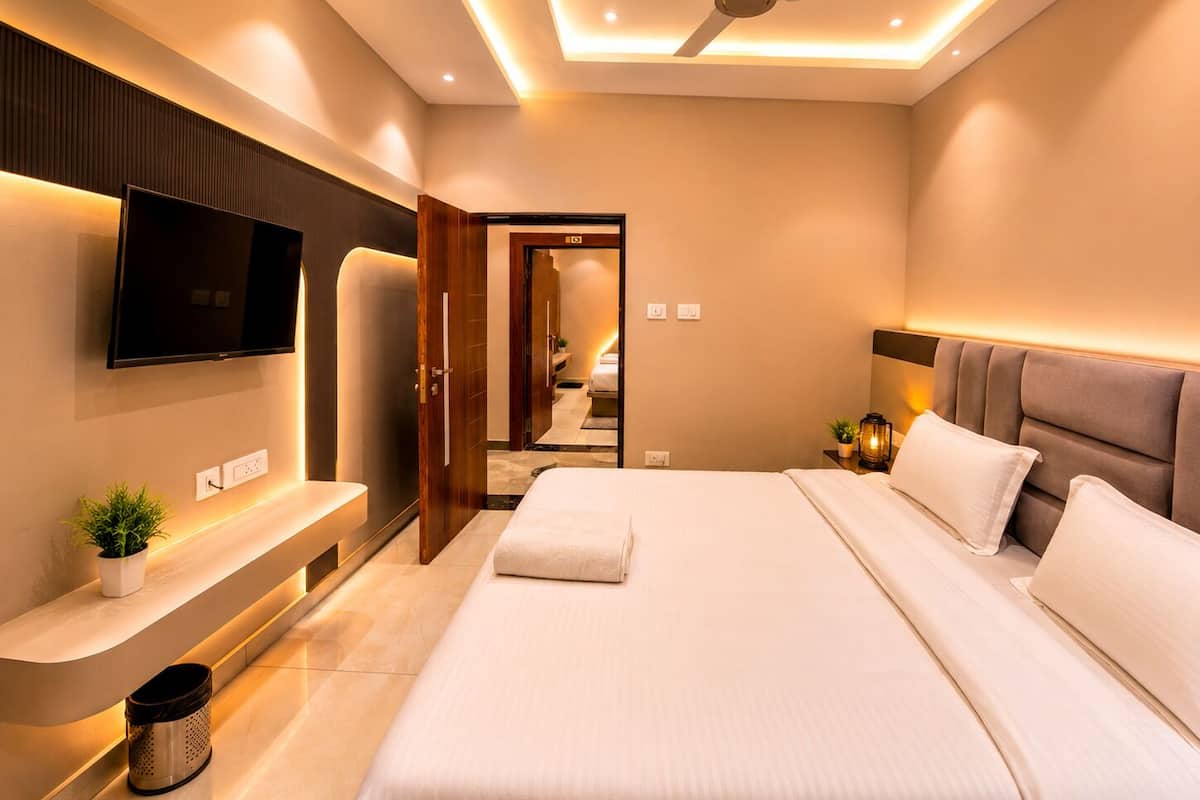 Deluxe Room | Blackout drapes, free WiFi