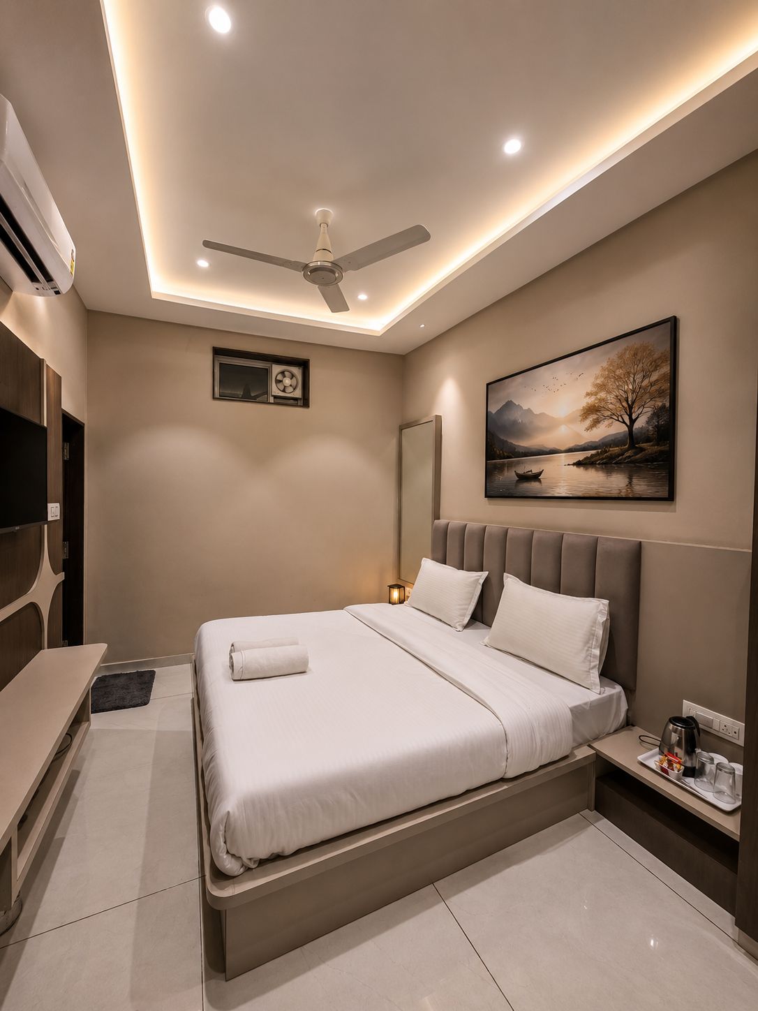 Un dormitorio moderno con cama, mesita de noche y ventilador de techo.