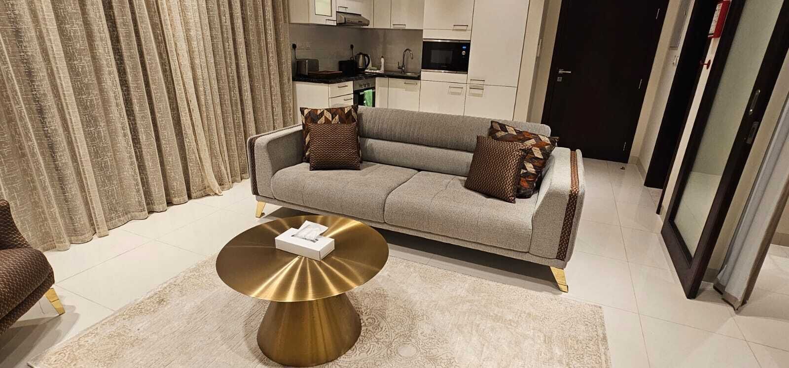 Frigorífico grande y microondas