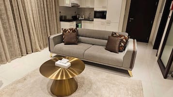 Stort kylskåp och mikrovågsugn