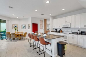 House, 5 Bedrooms | Private kitchen | Fridge, oven, toaster - 2311vd-providence 5 Bedroom Home (Davenport)