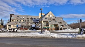 Un hotel a più piani con un design architettonico moderno, caratterizzato da balconi e ampie finestre.