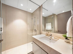 Dusche, Haartrockner, Handtücher, Seife