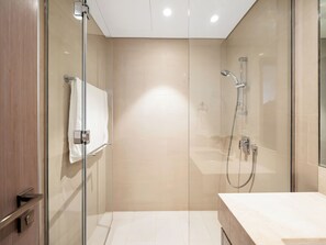 Douche, sèche-cheveux, serviettes fournies, savon