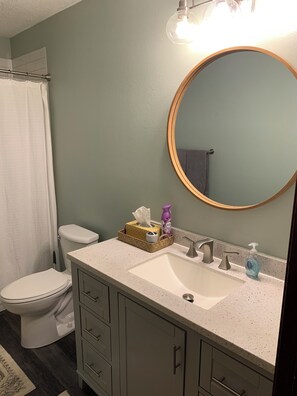 Een haardroger, handdoeken, zeep, toiletpapier