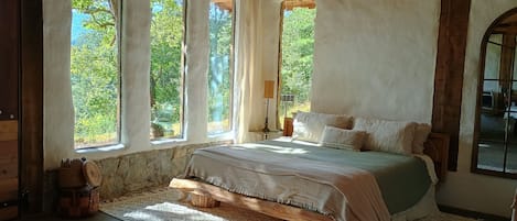 Iron/ironing board, bed sheets