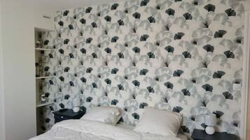 3 slaapkamers, een strijkplank/strijkijzer, gratis wifi, beddengoed
