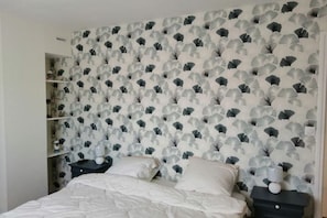 3 slaapkamers, een strijkplank/strijkijzer, gratis wifi, beddengoed