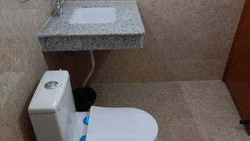 标准双人房或双床房, 阳台, 山景 | 浴室