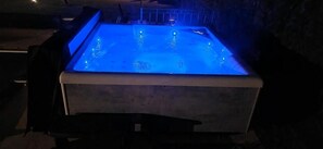Villa, 4 chambres, piscine privée | Baignoire à remous extérieure