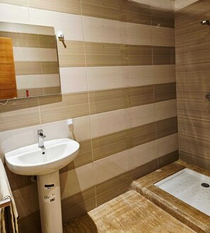 Shower, hair dryer, towels, toilet paper - Sunset Ocean View – Vue imprenable sur la mer (Rabat)