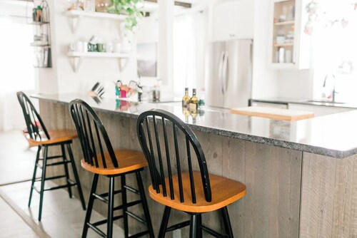 Modern Farmhouse with Pool. Close to Breweries & Wineries.