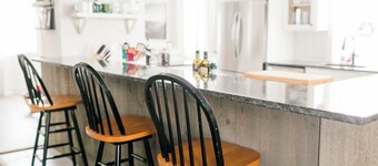 Modern Farmhouse with Pool. Close to Breweries & Wineries.