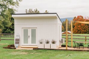 Outdoor dining - Modern Farmhouse with Pool and Creative Studio. Close to Breweries & Wineries! (Charlottesville)