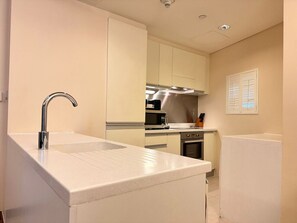 Fridge, microwave, oven, dishwasher - The dubai Mall Residence 2610 (Dubai)