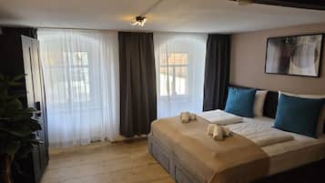 1 dormitori, planxa i posts de planxar, un bressol de viatge i wifi