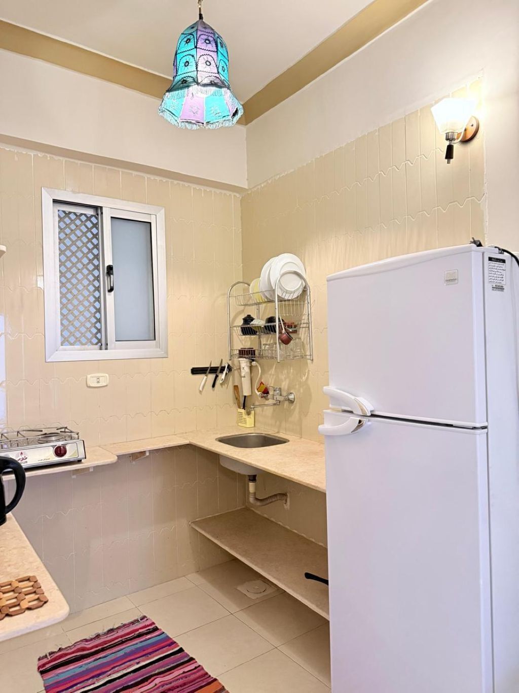 Micro-ondes, batterie de cuisine, vaisselle et ustensiles