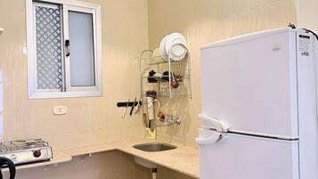 Microondas, utensilios de cocina y toallas de papel